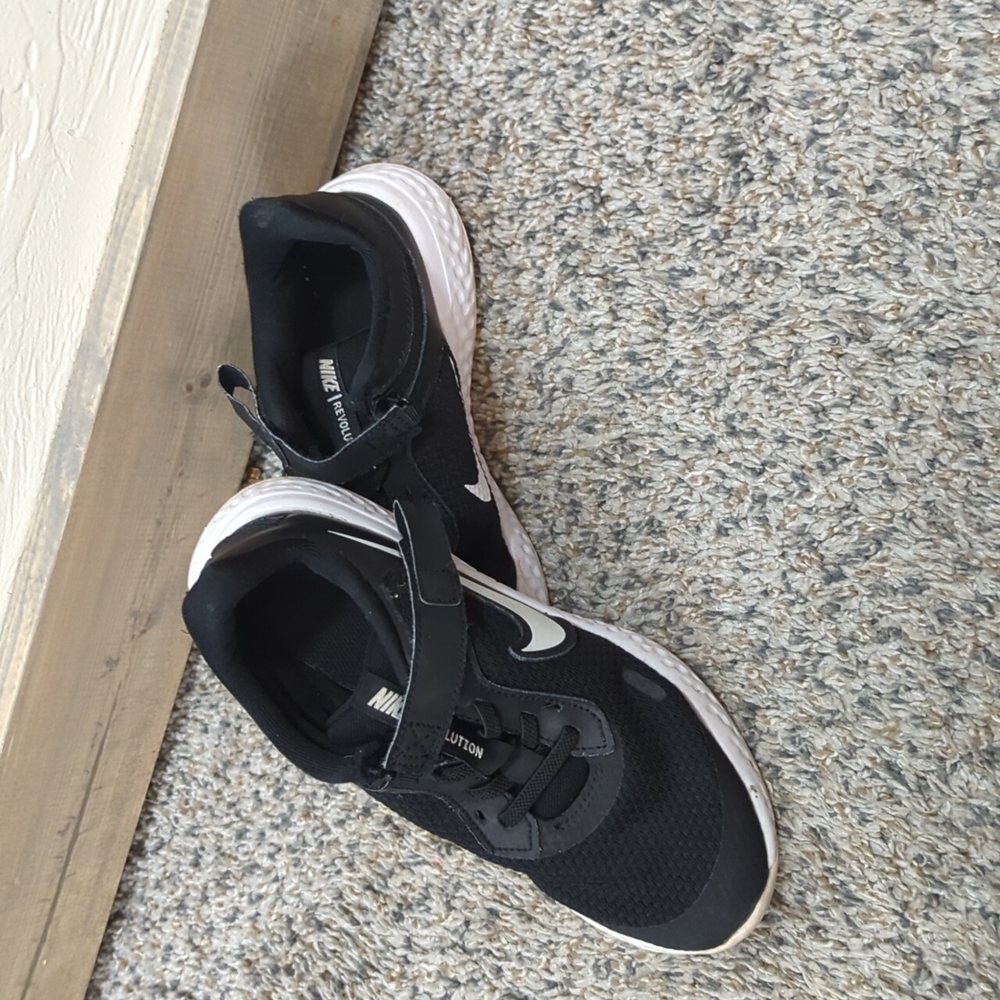 2 pairs of kid nikes